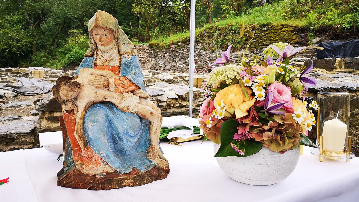 Open-Air-Gottesdienst in der Kirchenruine