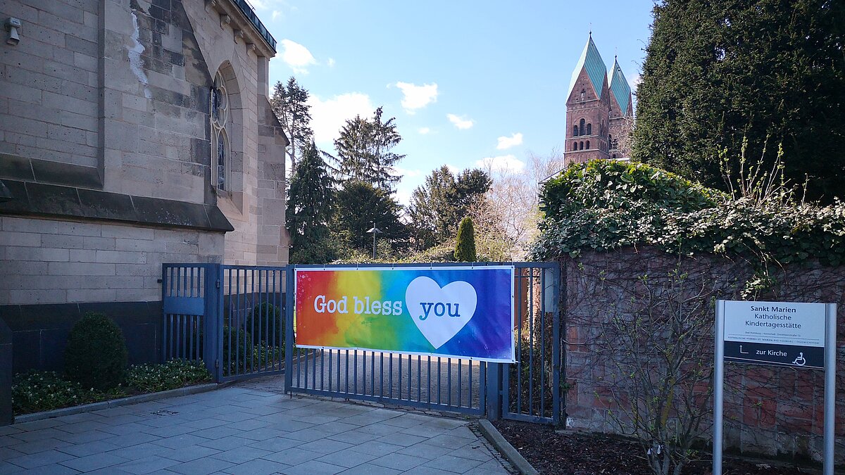 St. Marien Bad Homburg-Friedrichsdorf zeigt Flagge