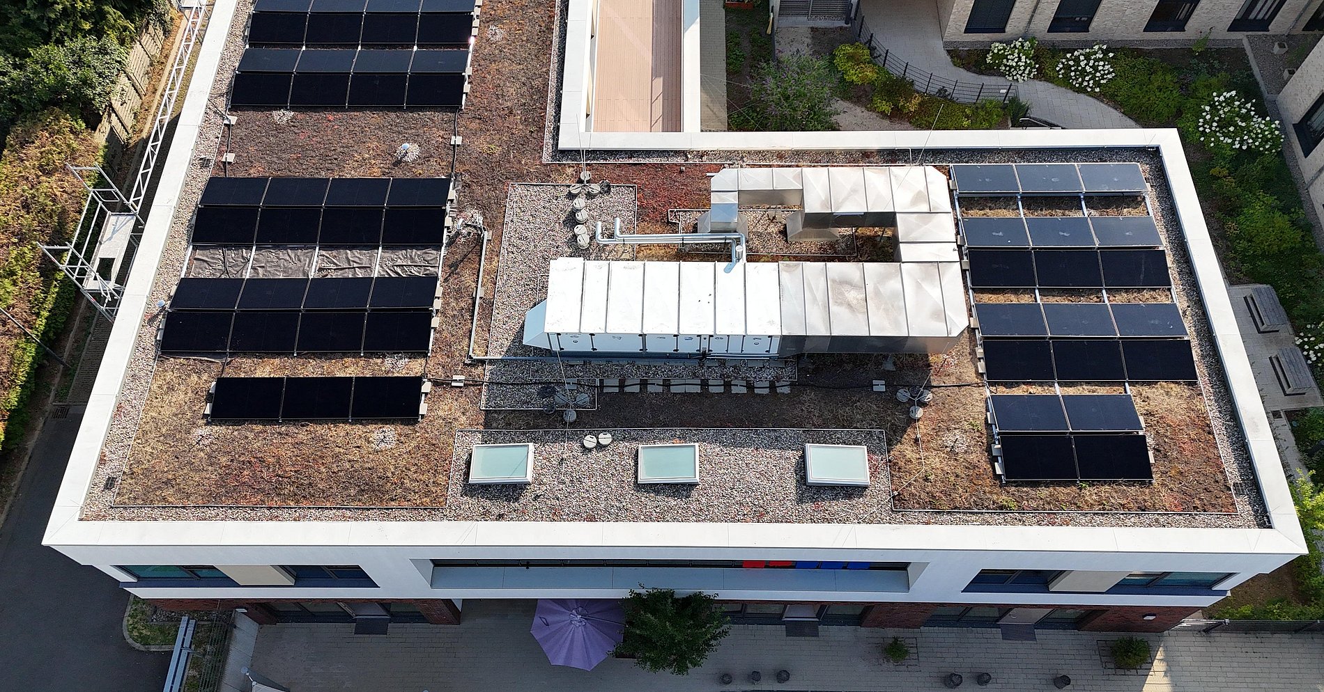 Auf dem Flachdach des Gemeindezentrums sind mehrere Solar-Panels angebracht.